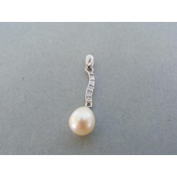 Strieborný prívesok ozdobený perlou kamienkami zirkónu VIS132jvd