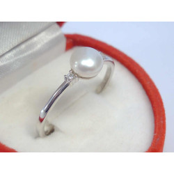 Jednoduchý dámsky strieborný prsteň s perličkou  zirkóny ródium VPS58139 925/1000 1,39 g