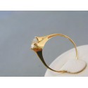 Jednoduchý zlatý prsteň s kamienkom v korunke